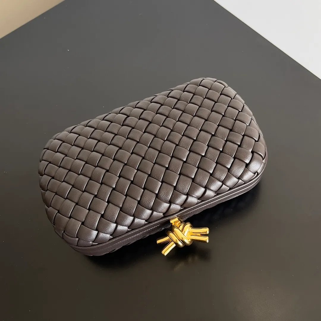 Batch 1860 BV Knot | The classic return of the evening bag. Original leather ➕ Stainless steel hardware ➕ 24k real gold plating ➕ Fully handmade. Those who know the history of our brand should have heard that the knot is a story of Bottega Veneta, and it is also one of the more important design elements. Matthieu Blazy's work this season sublimates Knot's classics, with a new knot design and a woven shoulder strap, plus Fouland Intreccio's weaving technology, adding some fashion to the retro and nostalgic feel of the past. Style number: 717622 Size: 20.5*6*12.5